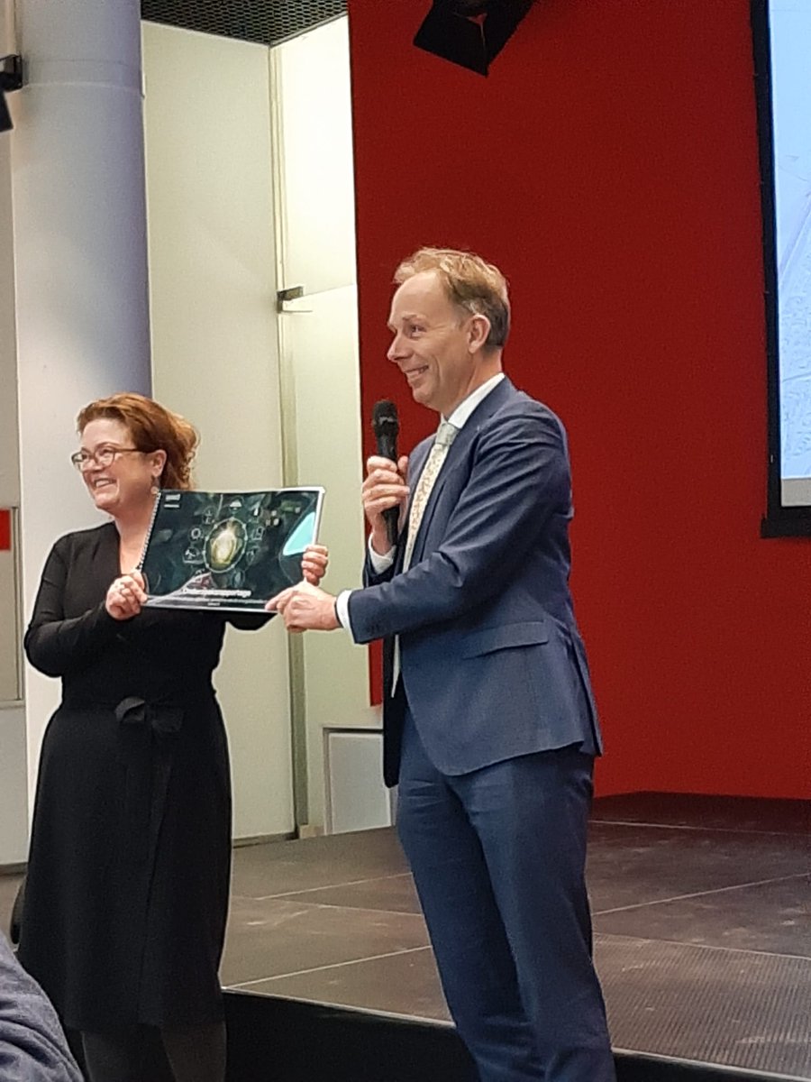 VVDpsUtrecht's tweet photo. Statenlid @DopVanUlzen laat met het op haar initiatief gestarte onderzoek naar versnelling v.d energietransitie een groot cadeau na aan de volgende Staten: de bouwstenen om op korte termijn werk te maken van een geslaagde energietransitie. 
Vandaag de presentatie van het rapport. https://t.co/ivDVU5Ywpm
