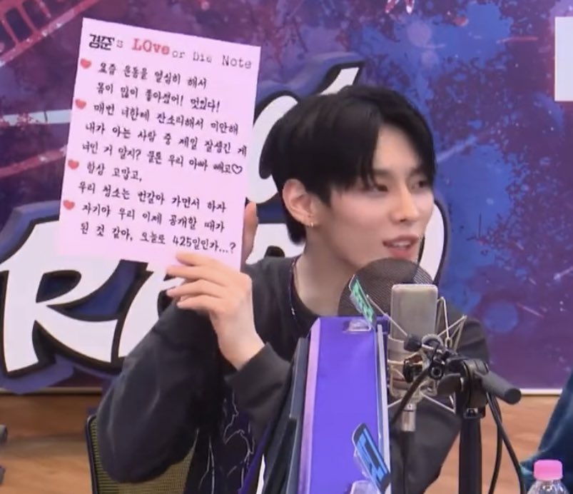 hwizicom's tweet photo. 자기야 우리 이제 공개할 때가 된 것 같아, 오늘로 425일인가....? 이지랄을 하고있다 애들아 휘경은 안죽어 https://t.co/hxnfXaM3K1