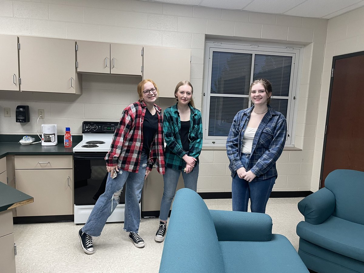CdaleClovers's tweet photo. The CMS faculty would like to thank the @ffa_cloverdale and its sponsors, Mrs. Pigg and Mrs. Clingan, for the breakfast this morning during National FFA week! https://t.co/6m1fuLVUxV