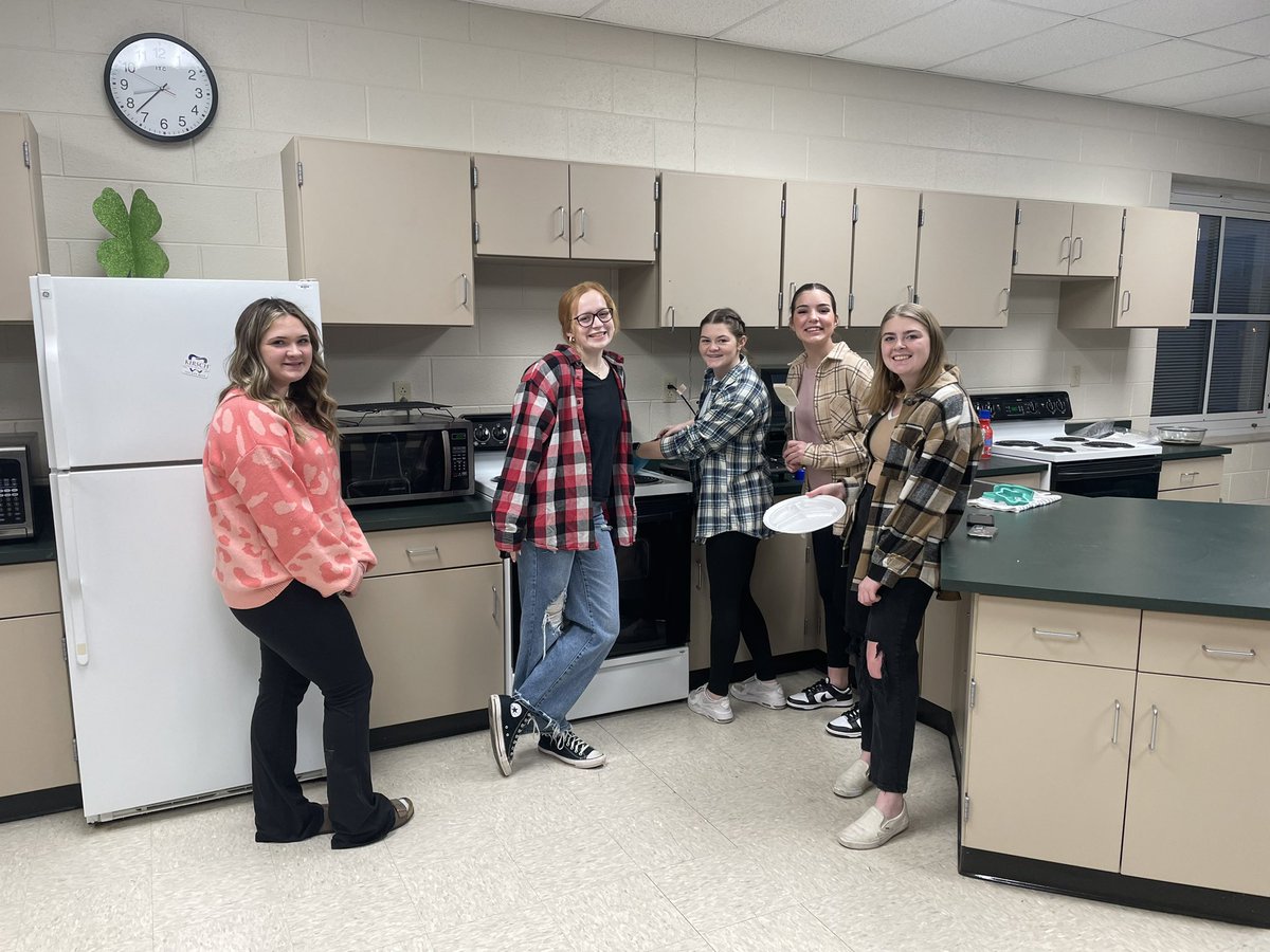 CdaleClovers's tweet photo. The CMS faculty would like to thank the @ffa_cloverdale and its sponsors, Mrs. Pigg and Mrs. Clingan, for the breakfast this morning during National FFA week! https://t.co/6m1fuLVUxV