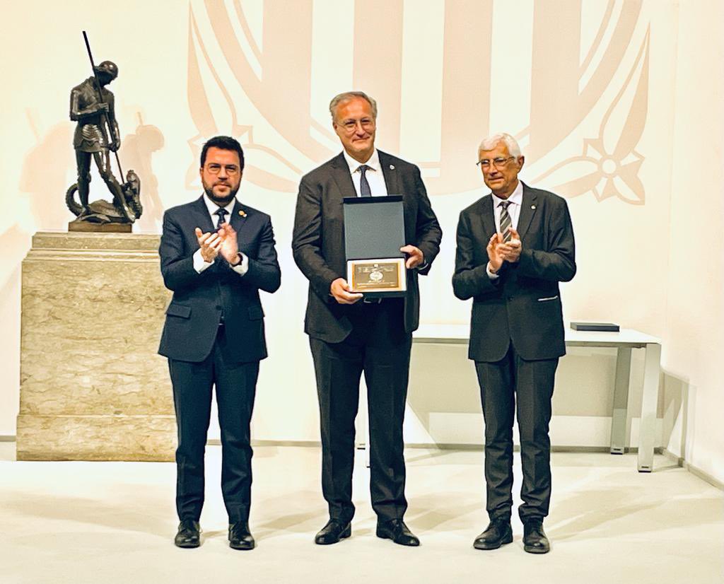 Ha estat un honor recollir, com a president <a href="/MEDIACIOENSALUT/">SCMS</a>, la Placa Josep Trueta al mèrit sanitari, que atorga <a href="/govern/">Govern de Catalunya</a> per reconèixer aquelles entitats que han destacat de manera significativa en la realització de serveis prestats en ordre al progrés i la millora.