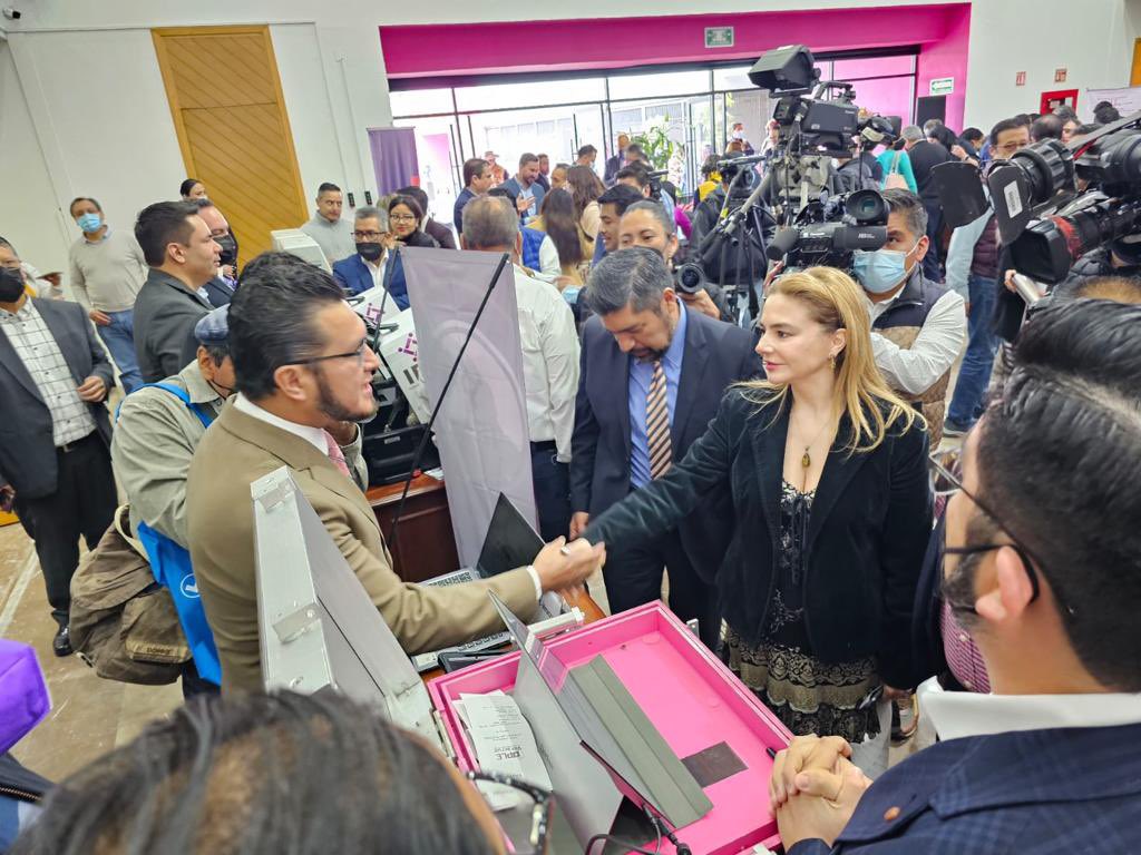 RobertoLopez_P's tweet photo. Durante la Exposición “Tecnología Aplicada para Procesos Electorales y Participación  Ciudadana”, junto con mi colega @MabelHdezM y los titulares de la #DEOE y #UTSI, presentamos a la Consejera del @INEMexico, Mtra. @C_Humphrey_J, el prototipo de #UrnaElectrónica del @ople_Ver… https://t.co/KQ8LVhqEC8