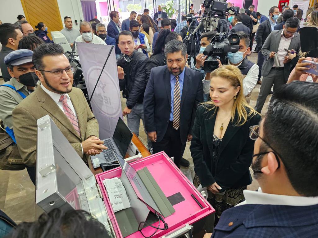 RobertoLopez_P's tweet photo. Durante la Exposición “Tecnología Aplicada para Procesos Electorales y Participación  Ciudadana”, junto con mi colega @MabelHdezM y los titulares de la #DEOE y #UTSI, presentamos a la Consejera del @INEMexico, Mtra. @C_Humphrey_J, el prototipo de #UrnaElectrónica del @ople_Ver… https://t.co/KQ8LVhqEC8