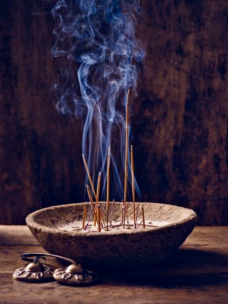 arycarangi's tweet photo. •los inciensos se intencionan.
•se encienden con velas o cerillas de madera.
•no se deben apagar, si no van a usar todo corten una parte. https://t.co/80aRoX0FCU