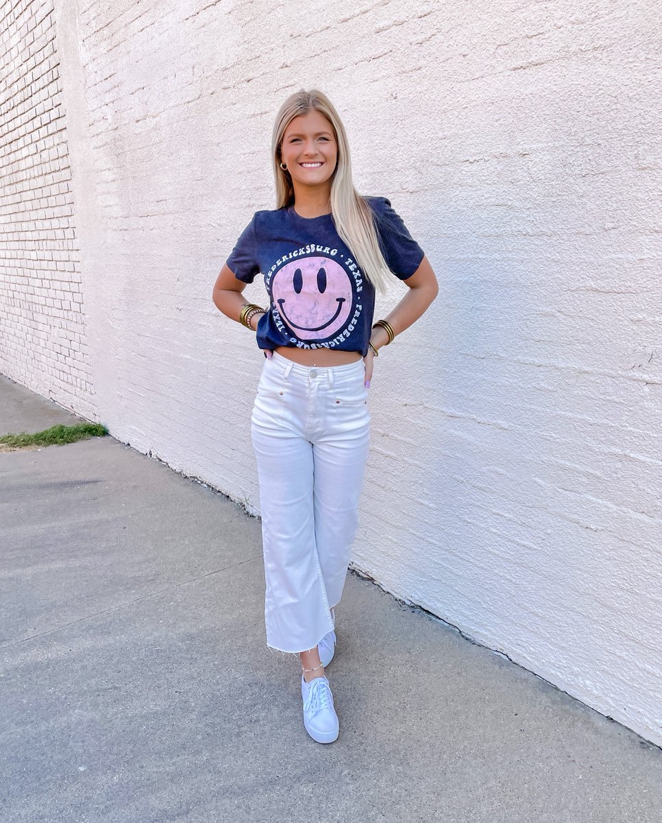 BarefootFBGTX's tweet photo. All smiles for #localwednesday !!! Come see us for 20% off your entire purchase! ๐๐ #shopbarefoot #hillcountry #fbgtx #barefoot https://t.co/jNOGXDn7Tb