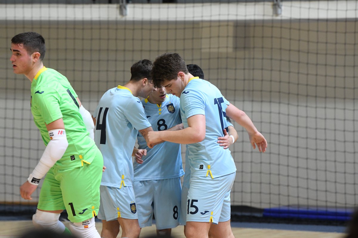 FutSalRFEF's tweet photo. ✍️🏽 CRÓNICA | Otra goleada en Serbia (0-5) y listos para el Preeuropeo

➡️ Pol Cano, Miguel Ángel, Lahuerta, Cerdà y Gonzalo marcaron en el triunfo de los de Albert Canillas

🔗 https://t.co/06BNeKTnPS

#FutsalEspaña https://t.co/AIc2WAuHGu
