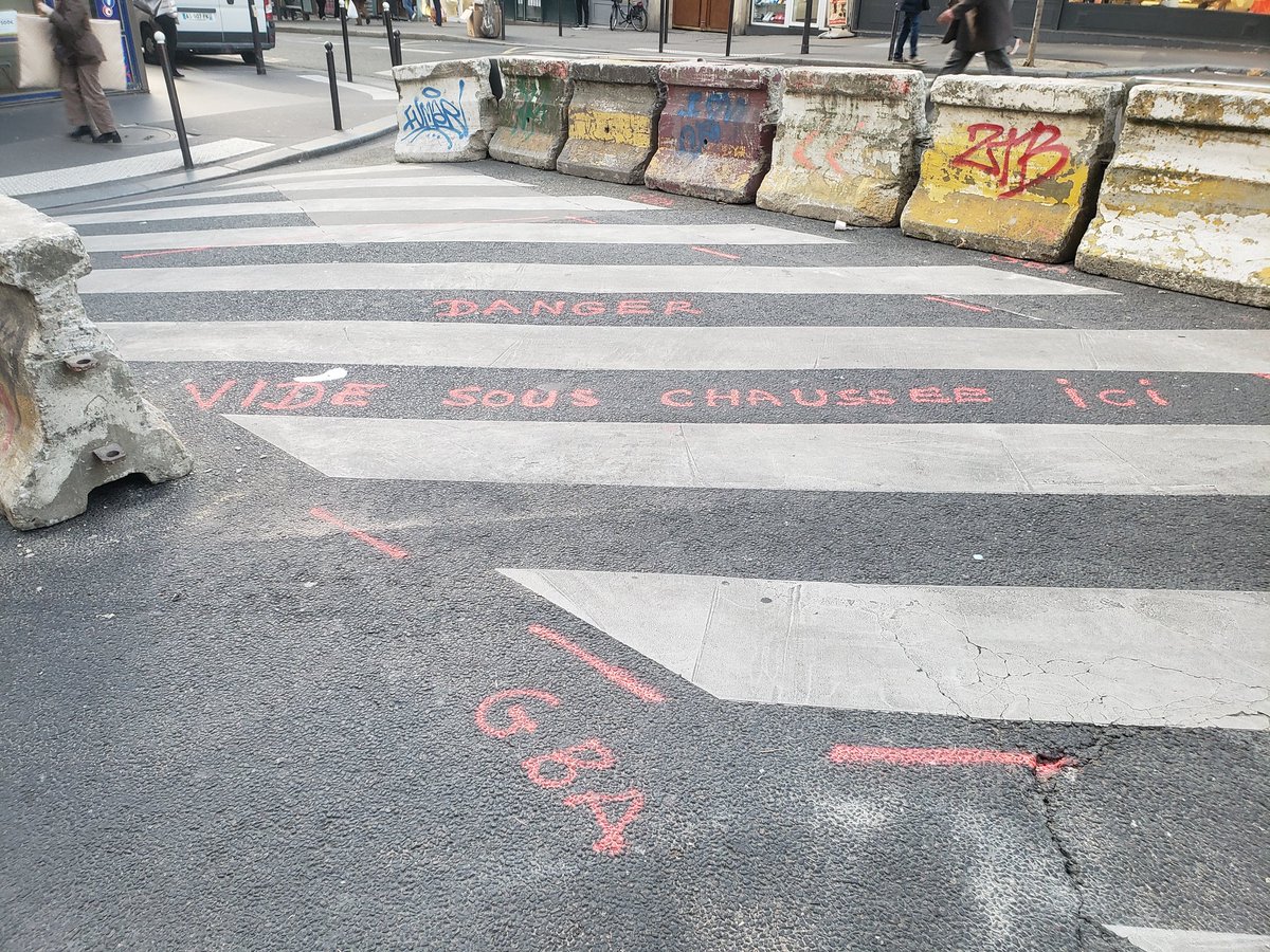 Circulation rue de Rochechouart #Paris déviée pour cause de "Danger - vide sous chaussée" !