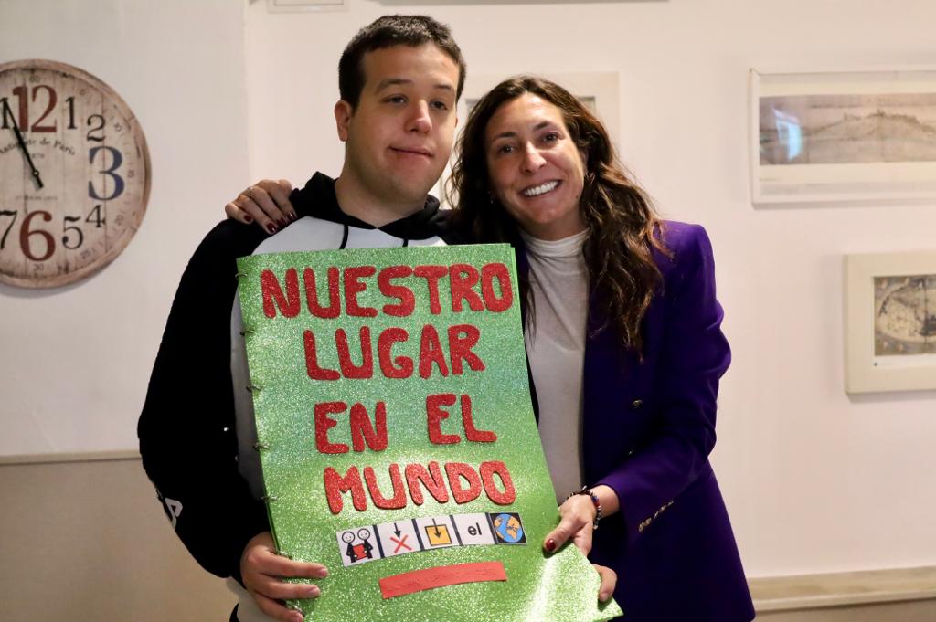 IgualdadAND's tweet photo. 🗣️ @loleslopez subraya la importancia de inculcar desde la infancia el valor de la solidaridad y del voluntario para avanzar hacia una sociedad más justa e igualitaria

La consejera entrega el premio del Certamen Literario Escolar 'Solidaridad en letras'

https://t.co/CxyvDC8cW0 https://t.co/sCTvaAxG4C