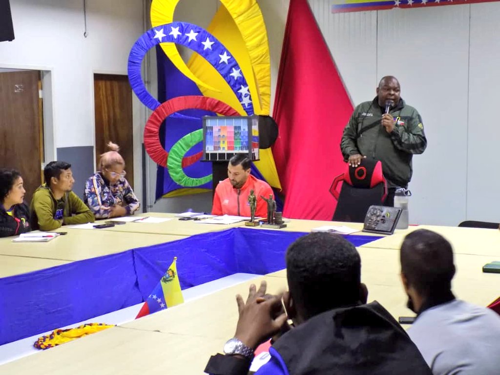 vargas_mimou's tweet photo. Miércoles de reunión, evaluando el despligue de los Carnavales 2023 orientado por el Presidente @NicolasMaduro.
Además, estamos organizando la agenda de acción en el marco del aniversario #10 del Movimiento por la Paz y la Vida. Se viene marzo 💪🏿 vamos avanzando ✌🏿

#RetornoFeliz https://t.co/7NIzgmmJJK
