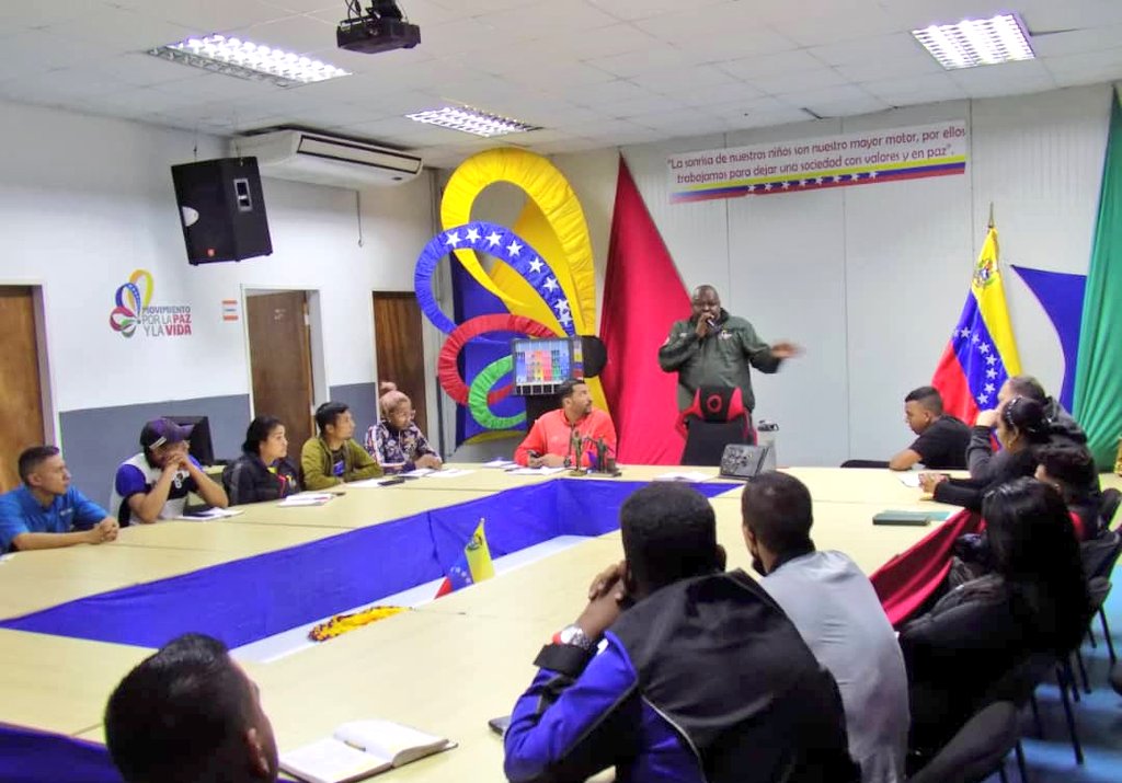 vargas_mimou's tweet photo. Miércoles de reunión, evaluando el despligue de los Carnavales 2023 orientado por el Presidente @NicolasMaduro.
Además, estamos organizando la agenda de acción en el marco del aniversario #10 del Movimiento por la Paz y la Vida. Se viene marzo 💪🏿 vamos avanzando ✌🏿

#RetornoFeliz https://t.co/7NIzgmmJJK