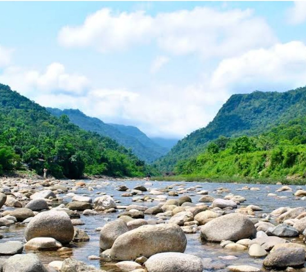 desh_enter_bd's tweet photo. Bisnakandi, conveniently situated near Sylhet on the India-Bangladesh, is a combination of green hills, clouds, a variety of stones and crystal-clear waters flowing from the north-eastern Meghalaya Mountains.Visitors can lie down on the rocks and relax or go for a peaceful swim. https://t.co/wwnKr1Vr6R
