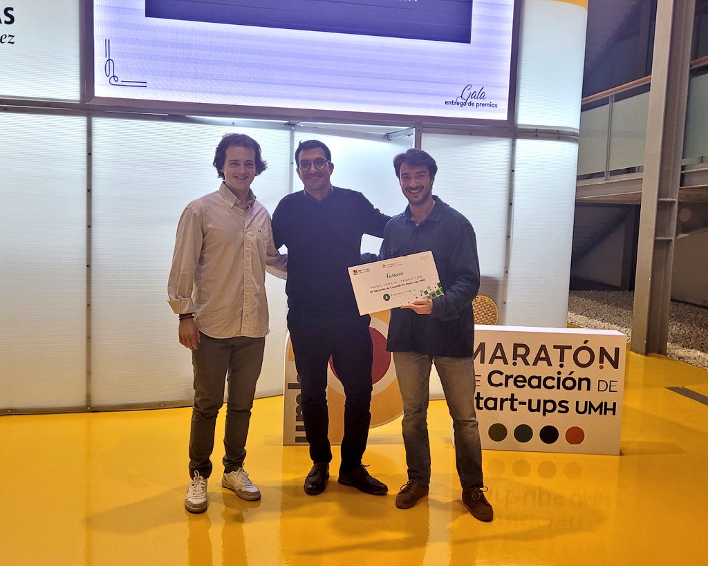 PcientificoUMH's tweet photo. 🏆 @PlanetaHuerto entrega el premio especial de mentorización al proyecto más innovador en el ámbito e-Commerce a Farsave, de Javier Olivares y Pedro Jesús Miñarro. 🖥 https://t.co/ekENaQraZm