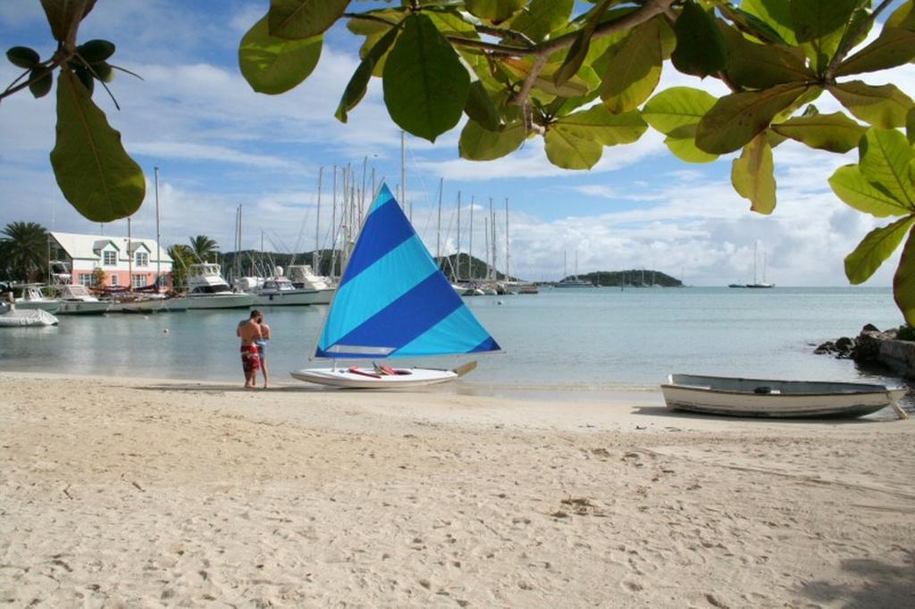 Little_Hotels's tweet photo. The Catamaran Hotel is one of the featured hotels on Little Hotels this week. Doesn't that look gorgeous? Right on the beach and looking straight out across Falmouth Harbour (the Antigua one, not the Cornish one 😉).
https://t.co/KnVch4pDY7 https://t.co/HQ2RroBogM