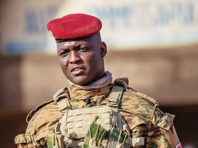 radiosomega's tweet photo. 🔴 La présidence du Faso a annoncé, mercredi, que le Capitaine Ibrahim Traoré ne possède pas de comptes sur les réseaux sociaux et ce, malgré tous les comptes portant son nom sur Facebook et Twitter.

Lire la suite👇
https://t.co/IIj41IONsF https://t.co/FNFt6i237R