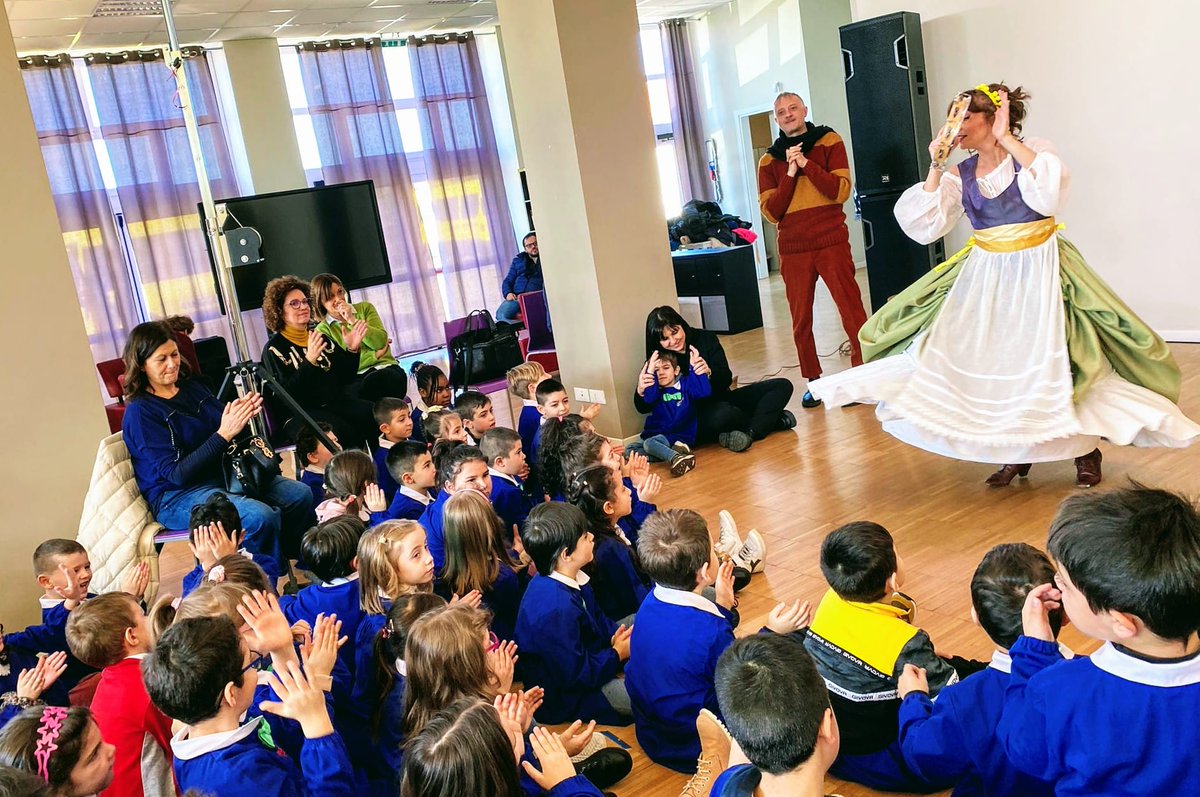 #Seicentina è tornata dal passato, per incontrare bambini e bambine delle classi prime della Scuola Primaria "M. Preziuso" di #RioneroinVulture, in occasione del primo spettacolo in matinée al Centro Visioni Urbane della rassegna di musica e teatro #Papillons di <a href="/_Vulcanica_/">Vulcanica Associazione Culturale</a>.