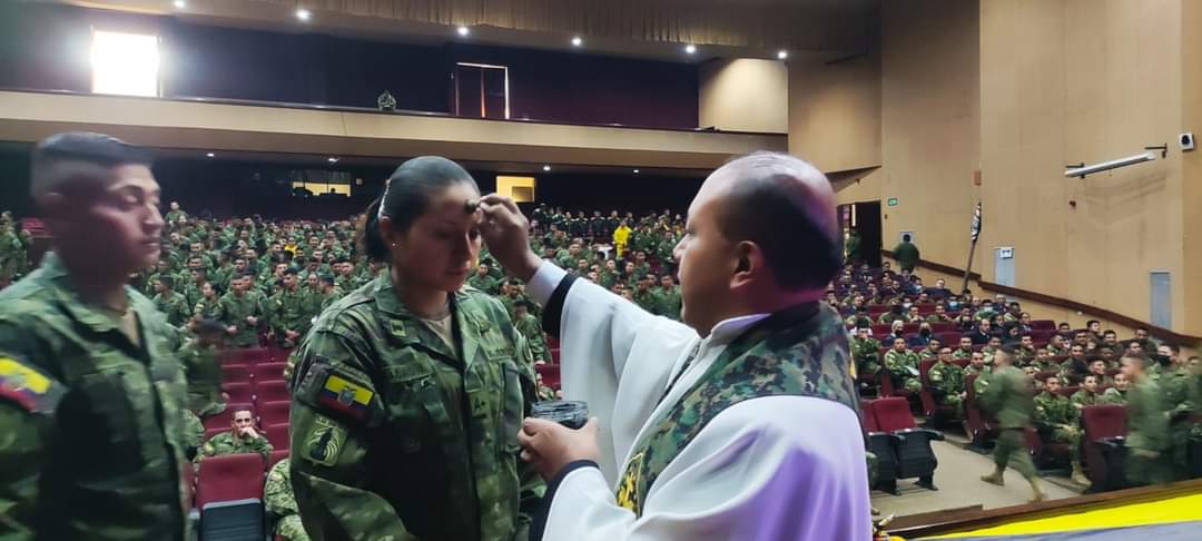 esmilecuador's tweet photo. #ESMIL| En el auditorio Eloy Alfaro de este instituto militar se llevó a cabo la ceremonia religiosa por el miércoles de ceniza donde participaron los oficiales, cadetes, personal de tropa, servidores y trabajadores públicos.

#BendecidaSemana
#DaleLike https://t.co/17PnL2dqbf
