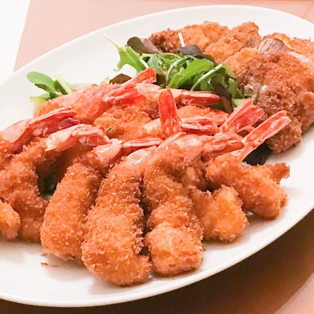 70_gome's tweet photo. 久しぶりに今日のパパ料理

ブラックタイガーがたくさん入ったので、エビフライいっぱい。

衣が余ったので、急遽トンカツも追加！

もういっこの写真は、最近我が家で流行っているナムル系。
今日は、ほうれん草でした。

#パパ料理　#エビフライ　#トンカツ　#ロースカツ　#foodporn https://t.co/c5dyaOOqIb