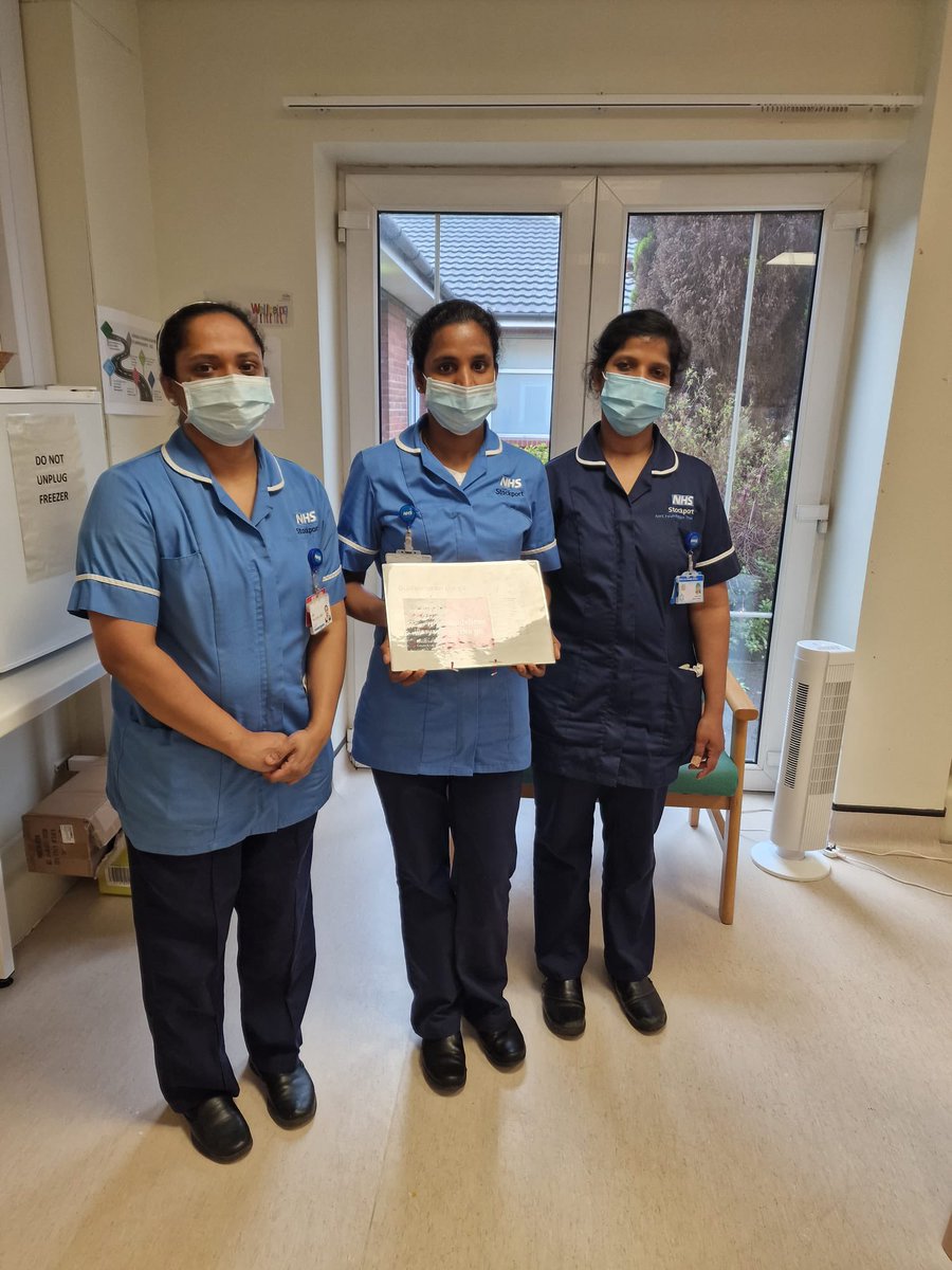 SIMTHEHILL1's tweet photo. 270 staff now updated in anaphylaxis, do you know where your adrenaline is? have you got the iResus app? Today we had a lovely reception in Stockport eye centre, the research team, radiology, women’s unit and more ! https://t.co/Opv5RPdCpr