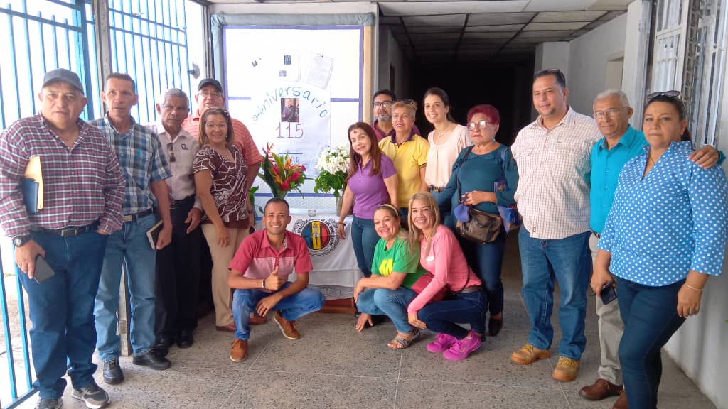 sandraalfaro's tweet photo. #22Feb23 #SandraAlfaro Excelente convesatorio con los miembros del CES en el acto de celebración del natalicio d Don Rómulo Betancourt, organizando por la compañera María Correa, Sec de Cultura del CES, muy didáctico y fortaleza de unidad #ADeca porque LA PIPA SIGUE ARDIENDO. https://t.co/Y0UGIAPkm5