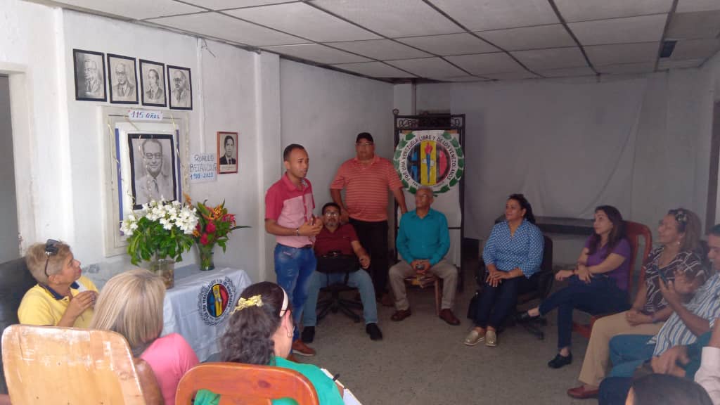 sandraalfaro's tweet photo. #22Feb23 #SandraAlfaro Excelente convesatorio con los miembros del CES en el acto de celebración del natalicio d Don Rómulo Betancourt, organizando por la compañera María Correa, Sec de Cultura del CES, muy didáctico y fortaleza de unidad #ADeca porque LA PIPA SIGUE ARDIENDO. https://t.co/Y0UGIAPkm5