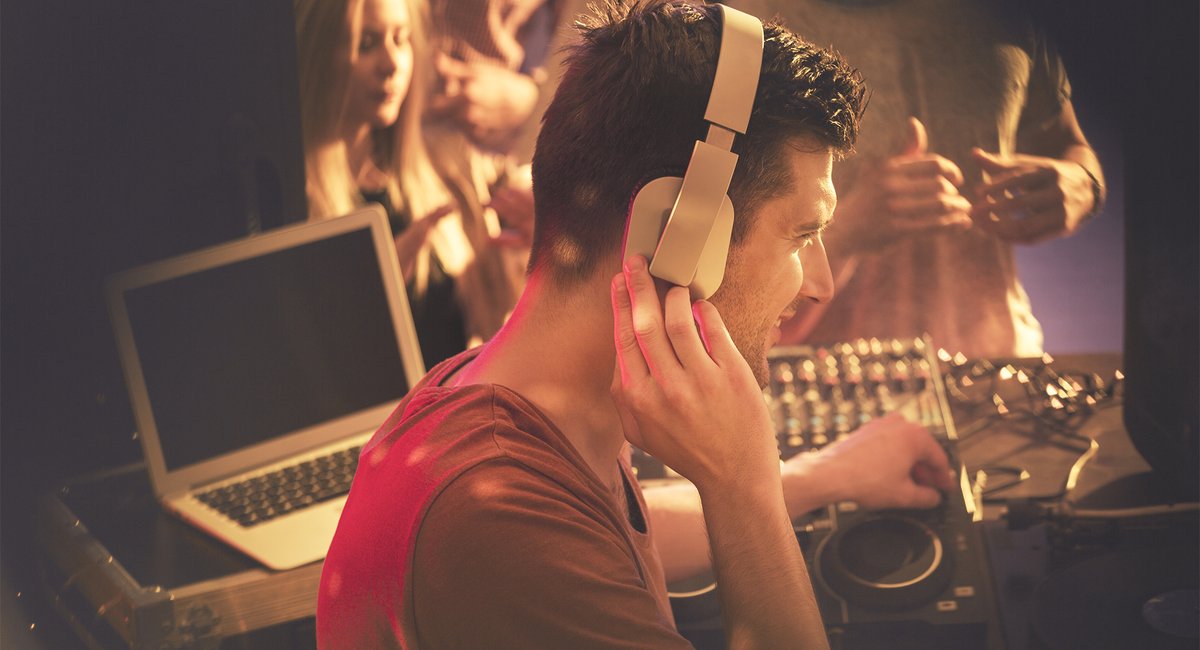 Peak wedding season is around the corner. How will you stand out against your competition? Here are 7 SEO tips to help your DJ website stand out. openvine.com/small-business…