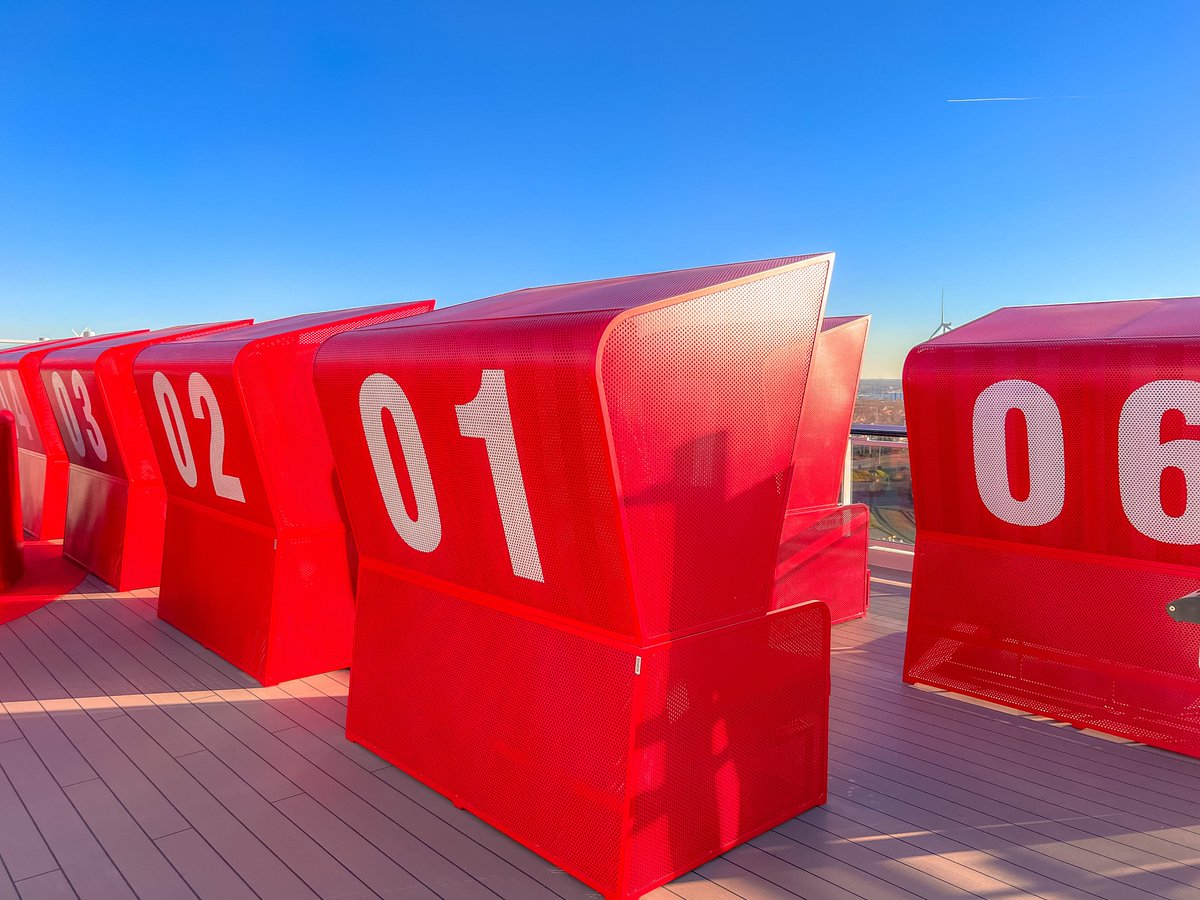 Cruise_118's tweet photo. #ValiantLady really is a looker inside &amp; out. Instead of large venues as you may expect on a typical ship, she is designed with smaller, intimate spaces and cosey nooks. These are all joined-up as an ecosystem with interesting art and other fun features

@sparkx @virginvoyages https://t.co/RSRiVkz1Do