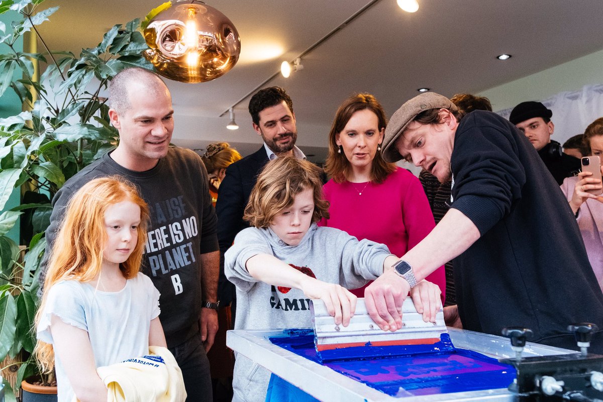 Wat een dag! De sweatshop stond helemaal vol. Dank aan iedereen die zich vandaag heeft uitgesproken vóór #IMVO-wetgeving. Vandaag per ongelijk gemist? Laat dan vanavond of morgen alsnog je steun horen via #wetgevingNU 💪 Waar een wil is, is een wet
ad.nl/den-haag/kinde…