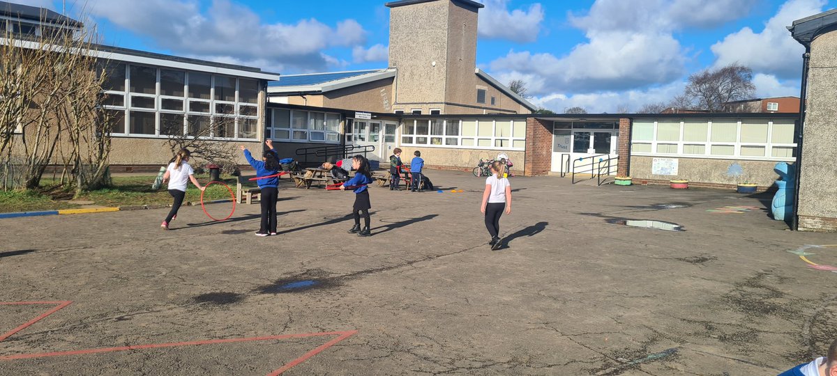 mrsmitchell_l's tweet photo. We took advantage of the sunny weather and took the hula hoops out😃 We practised moving them in different ways, even making some come back to us like boomerangs 🪃 #bantActive #bantCreativity https://t.co/80qVqlV8ih