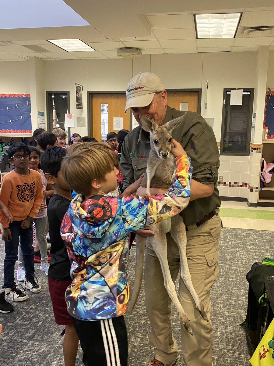 caseykelli1's tweet photo. We love when Creature Teacher visits our school! #IsbellPride @IsbellPride https://t.co/ehjedwfSE3
