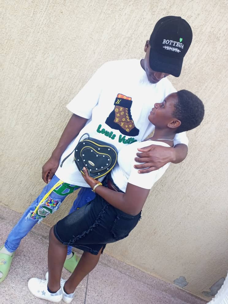 JimmyWeha's tweet photo. Best friends eat themselves and keep quiet 🤫🤫🤫 https://t.co/HLB4ZLziHI