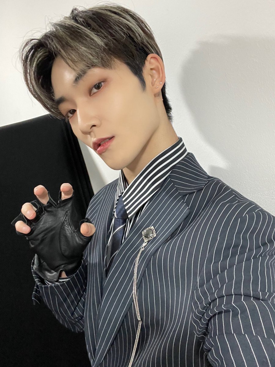 veriboyzfiles's tweet photo. 🤍🤎

#VERIVERY #THEBOYZ #VRVR #TBZ #베리베리 #더보이즈 #KEVIN #케빈 #YONGSEUNG #용승 https://t.co/bte0reYjg2