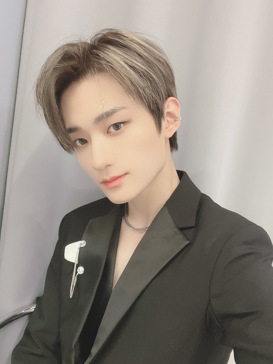 veriboyzfiles's tweet photo. 🤍🤎

#VERIVERY #THEBOYZ #VRVR #TBZ #베리베리 #더보이즈 #KEVIN #케빈 #YONGSEUNG #용승 https://t.co/bte0reYjg2