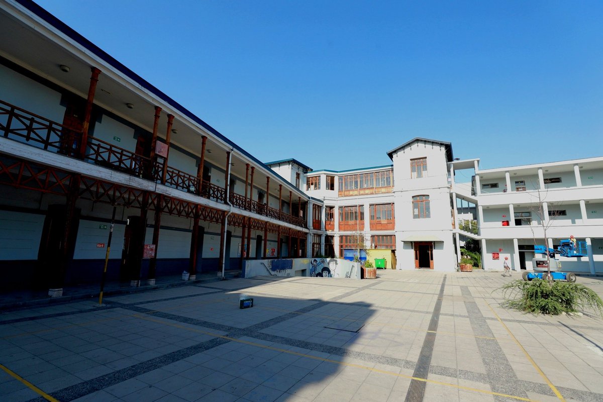 IraciHassler's tweet photo. ¡Sigue en plan de verano 2023 para la mantención de Liceos y Escuelas! 🏫🙌

Hoy visitamos el Liceo de Aplicación en donde revisamos los trabajos de mantención en baños, redes eléctricas y gasfitería, más la pintura de salas de clases. Mejor infraestructura es mejor educación 💜 https://t.co/CpUeJJc9v3