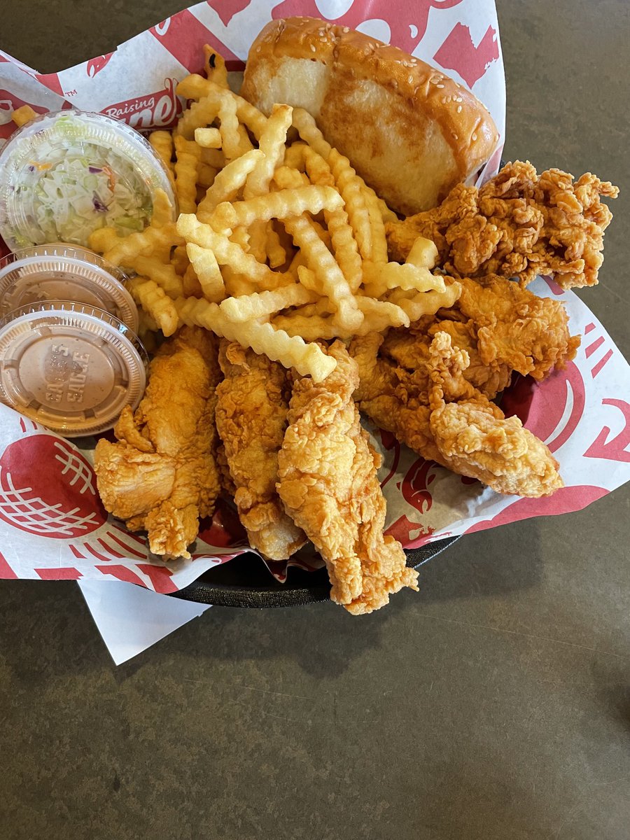 LVayoumans's tweet photo. Caniac Combo👀. Best fingers in town!  ⁦@raisingcanes⁩ https://t.co/UaL9VIA0N3