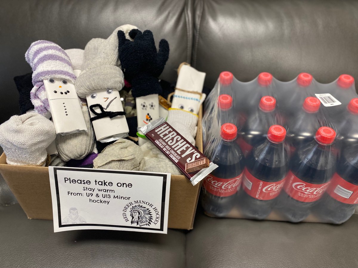 There's nothing minor about this magnificent gift!
Two U9 &amp; U13 Minor Hockey members stopped by Wednesday afternoon to drop off these thoughtful treats! Yes, those are chocolate bars wrapped individually to look like snowmen. ⛄️❤ #RedDeer #MinorHockey
