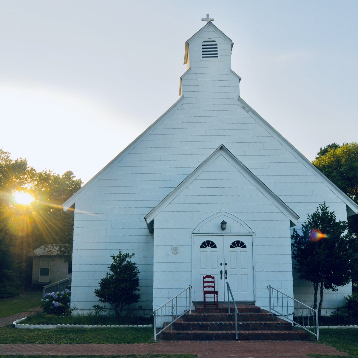 theredchairs's tweet photo. ⛪️ #ocracoke #northcarolina #theredchair 🔴🪑 https://t.co/FmCEhPCZH7