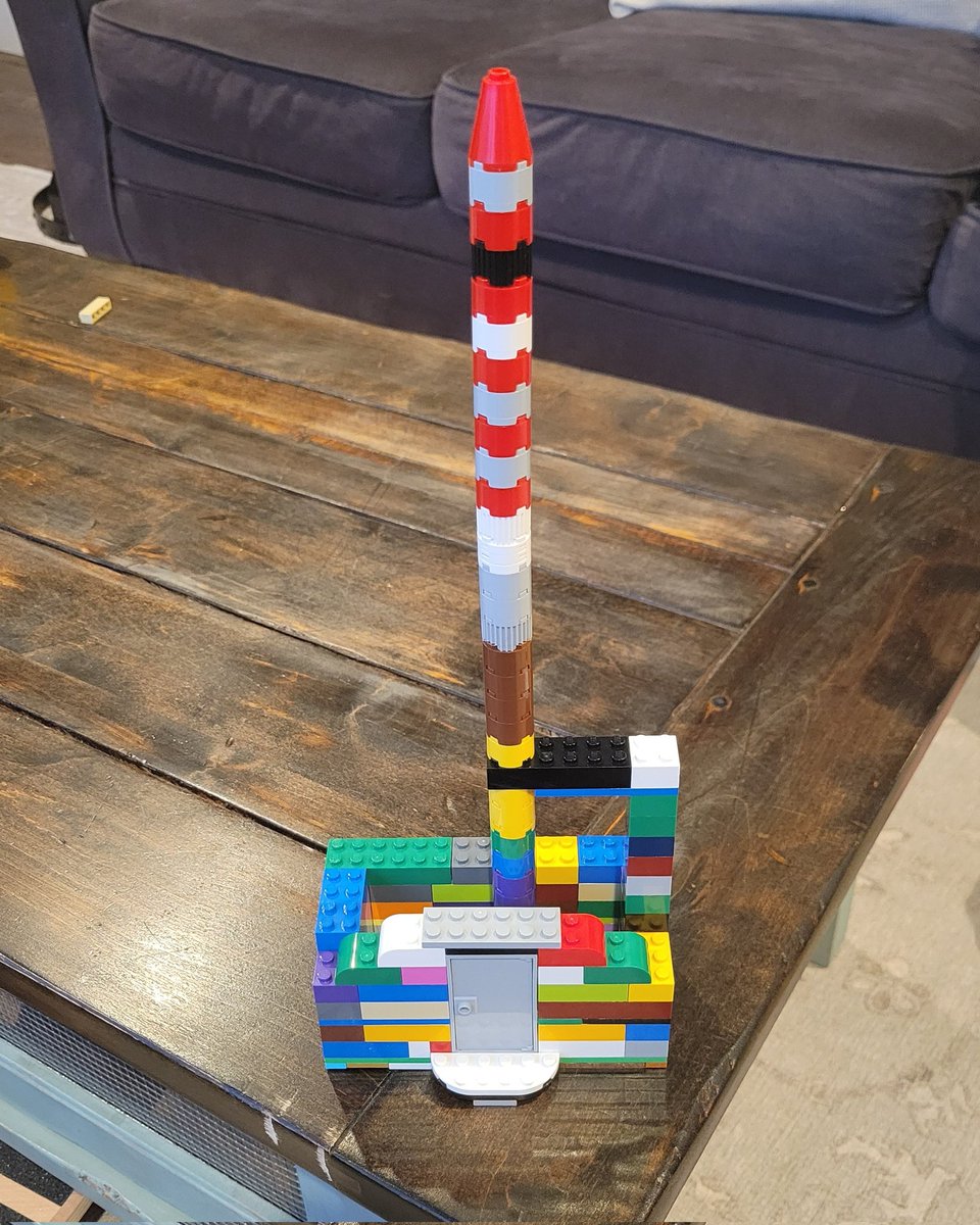 ularocketman's tweet photo. Hey @ulalaunch, my son built a #VulcanRocket out of Legos today. He even knew to add the umbilical tower! #prouddad #newcolorscheme https://t.co/HjOT5blIZ0
