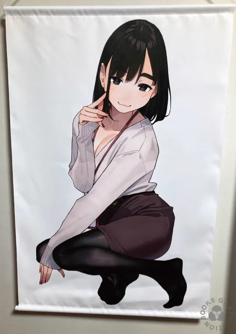 【2/28受注終了】「がんばれ同期ちゃん」&amp;「おおきい!がんばれ同期ちゃん」2巻発売記念グッズ紹介こちらはよむ()さんによる2巻の表紙イラストを使用した後輩ちゃんタペストリーになります販売店は特設ページにてご紹介しています 
