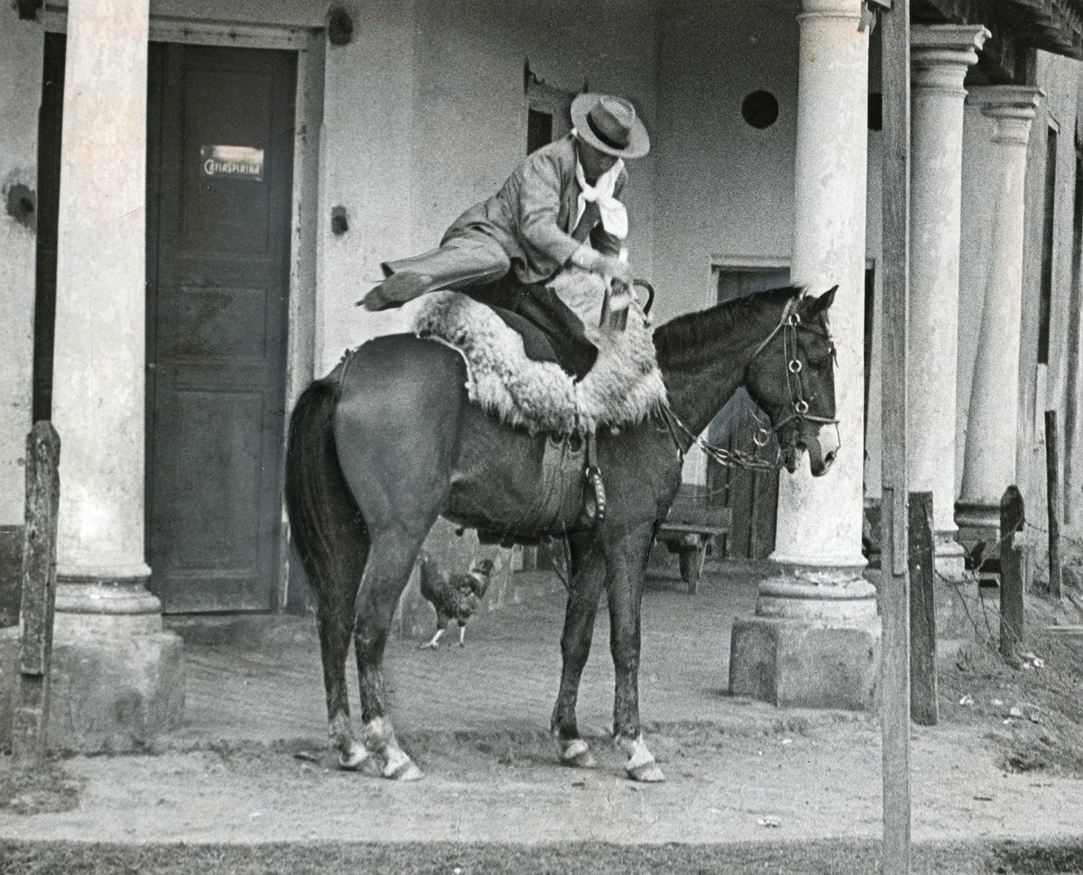 Montando a caballo. Paraguay, 1962