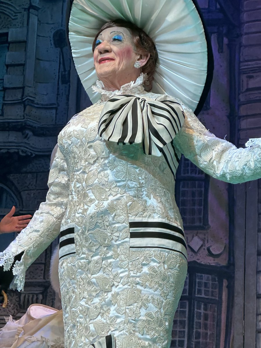 Matildalilly's tweet photo. #MotherGoose What an amazing evening! Laughed till my belly and cheeks hurt! Just wonderful. Thank you @IanMcKellen and cast for bringing laughter to dark times. https://t.co/KBwbh8oy7Y