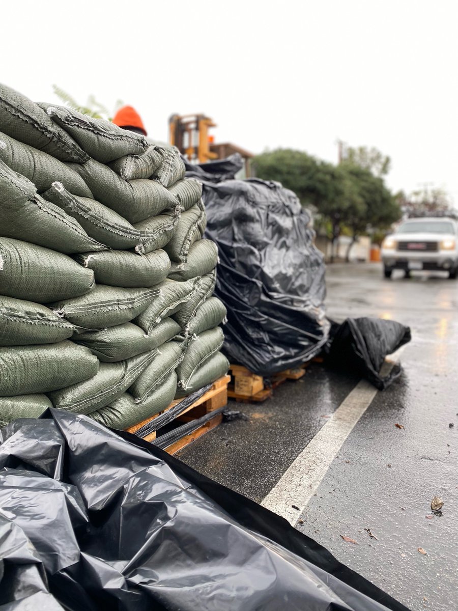 CityofGlendora's tweet photo. ‼️ DON'T FORGET ‼️ - FREE SANDBAGS! – available at 2 locations for Glendora Residents!
1️⃣ Parking Lot on SE corner of Vista Bonita/Foothill 
Pre-filled bags available.
2️⃣ City Yard-1250 Saint Vladimir
Pre-filled bags OR sand+bags+shovels to fill bags.
**While supplies last** https://t.co/awv3TbwBnT