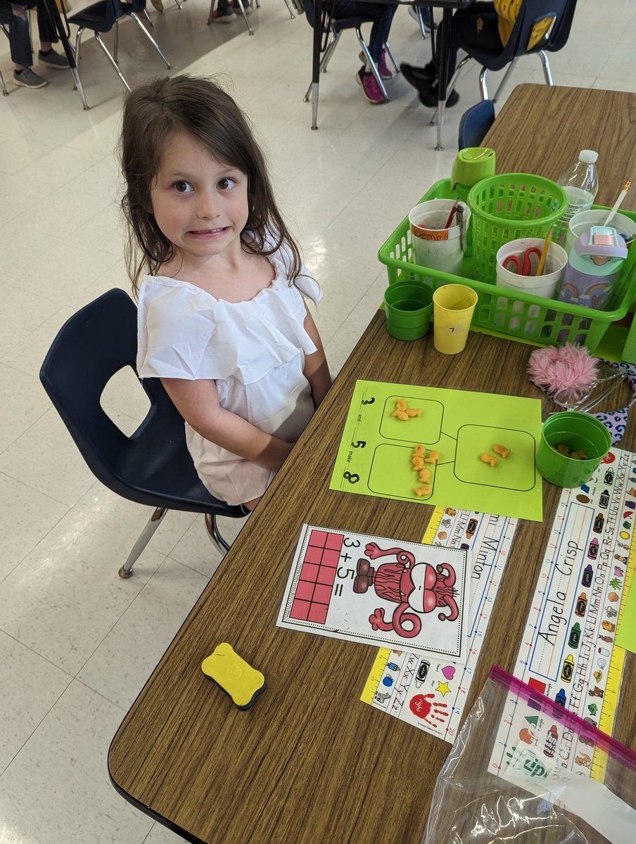 SeiversKinders's tweet photo. We had fun solving addition problems with goldfish.  @SouthwestES https://t.co/ihaIXSrC2w