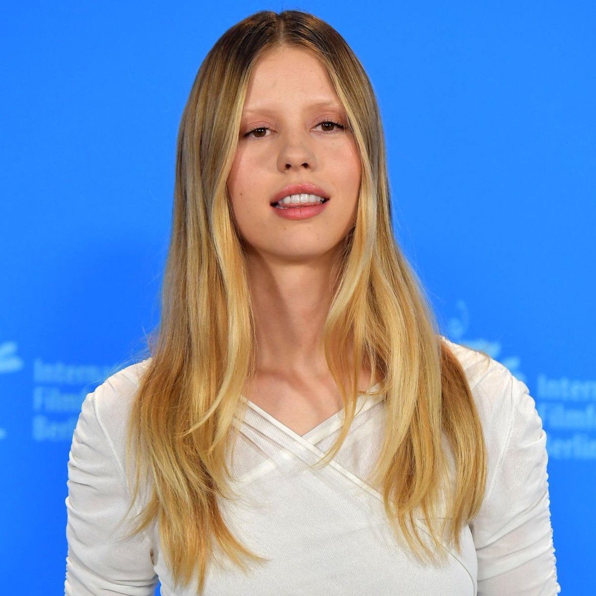 Mia Goth Brasil on Twitter "MIA GOTH ACABA DE CRIAR UM iNSTAGRAM."