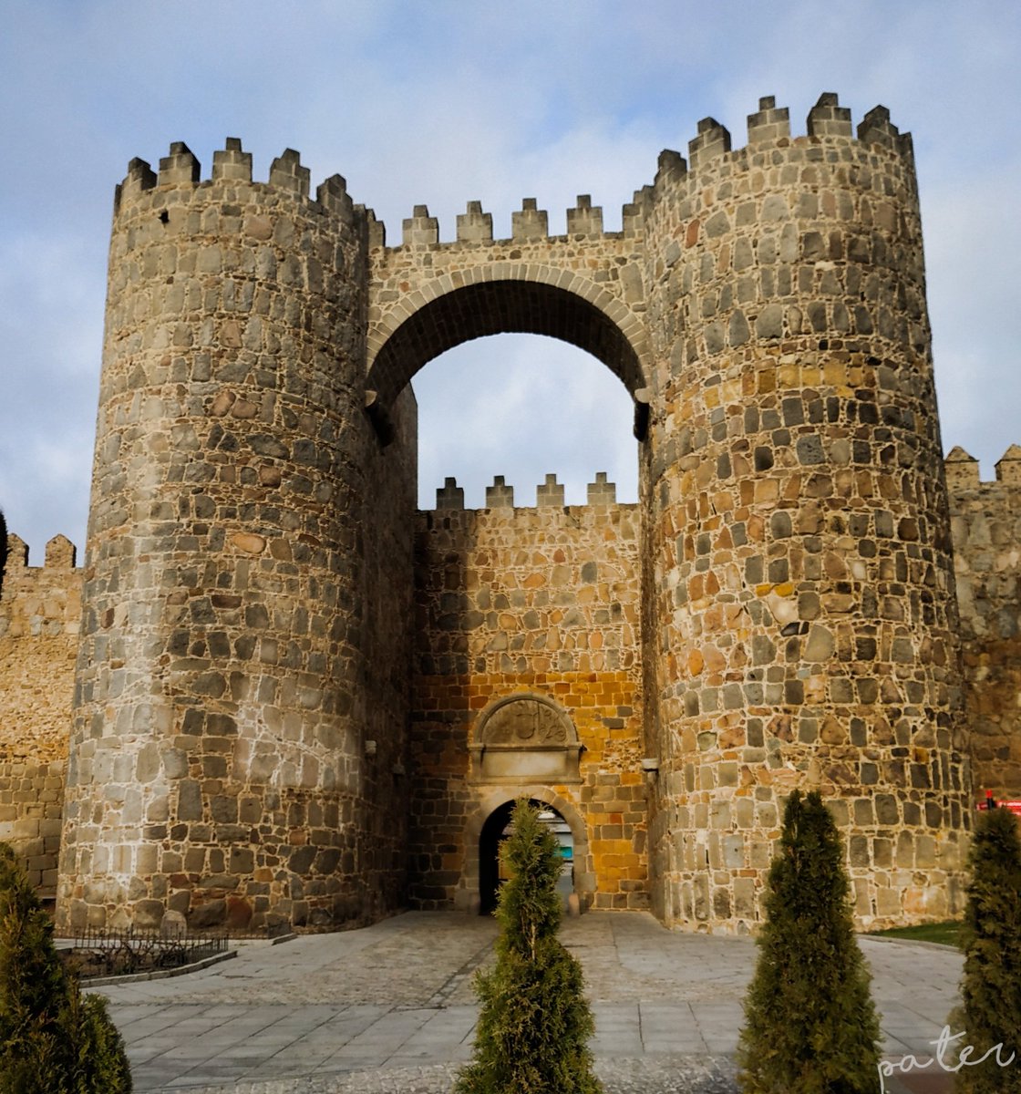 pater112's tweet photo. Con sus 20 metros de altura es una de las puertas más imponentes de la muralla de #Ávila. De estilo románico, según algunos historiadores, su entorno podría haberse construido a partir del s. VI y sus cimientos son romanos.

Tengan cuidado ahí fuera. https://t.co/aamljacBTD