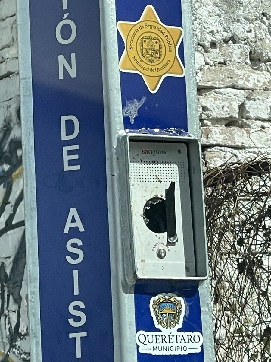 cecyiv22's tweet photo. @SSPMQueretaro  @makugo vandalizado botón de emergencia calle Aquiles Serdán , esquina rubí, colonia España https://t.co/xFjXph7VNG