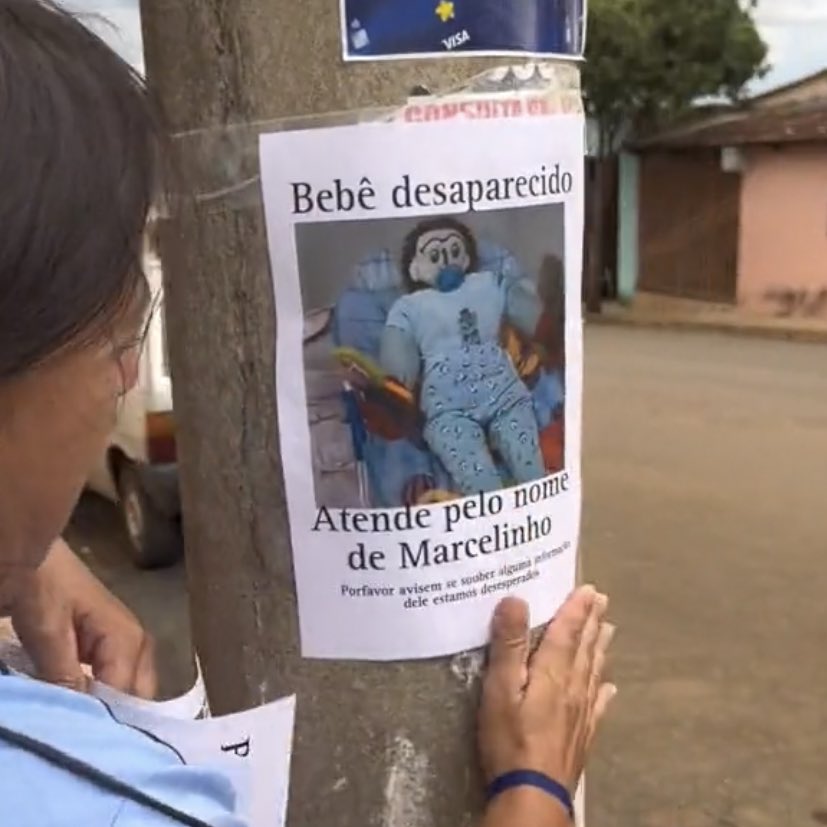 choquei's tweet photo. 🚨GRAVE: Mulher casada com boneco de pano afirma que seu filho, fruto do relacionamento com o marido, foi sequestrado e espalha cartazes de desaparecido pela cidade. https://t.co/LpGgm3uYzj