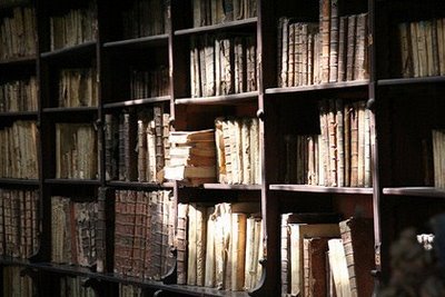 Laura_Writes_'s tweet image. Under the weight of dusty tomes,
The lonely poet is lost in whimsical and romantic words,
Trying to embrace the digital world,
Though ink and parchment are much preferred.

#atreyasverse
#vssdark
#songtitleprompt
#BrknShards