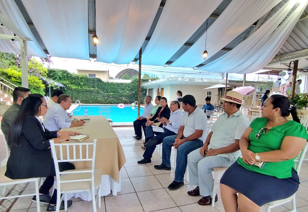 GoberElOro's tweet photo. #Balsas | ¡Trabajo en territorio! Siendo la seguridad uno de los ejes de gestión del gdor. Fernando Apolo @AbgApolo, este miércoles mantuvo una reunión de trabajo con los dirigentes de las 22 comunas de la provincia de El Oro.

#GobiernoDelEcuador

@LassoGuillermo 
@henrycucalon https://t.co/Uo222uIrLV