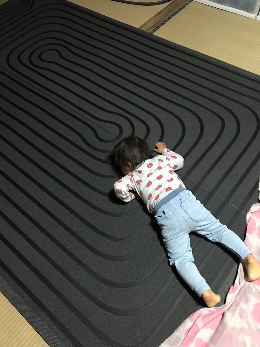 もうすぐ冬が終わるけど、念願の薪ストーブ床暖房が完成🔥時計型薪ストーブに銅管通して、コロナの床暖房パネルに接続。極寒の寝室が足下ポカポカ。子どもも大喜び😊