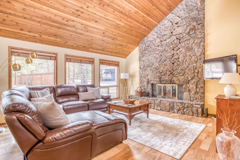 meredithlodging's tweet photo. Enjoy all Sunriver has to offer from Yellow Rail .

Book the perfect vacation home at Yellow Rail, just a short walk from the heart of Sunriver. With 3 bedrooms and 4 bathrooms, this home comfortably sleeps up to 10 guests.

Learn more about this home at https://t.co/BpcNN7ktTb https://t.co/ZkvEwJe4sp